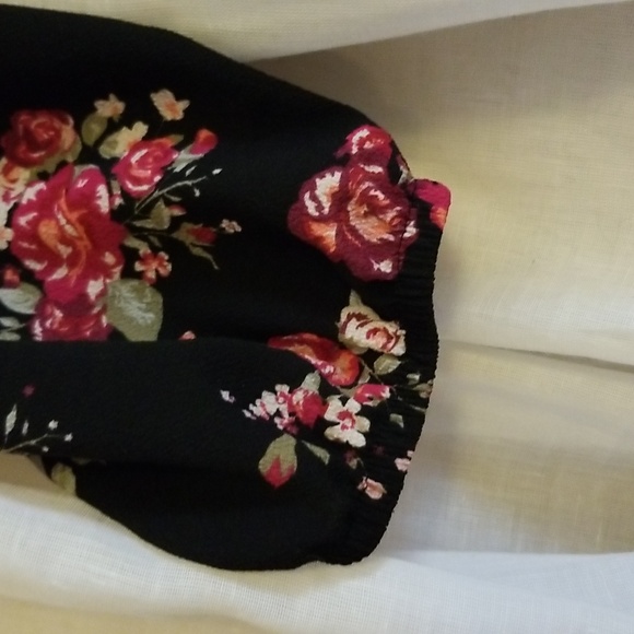 Black floral shoulder cutout blouse - Picture 9 of 9
